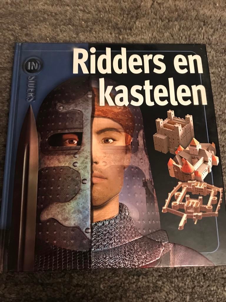 BOEK OVER RIDDERS EN KASTELEN ( NIEUW ), Ophalen