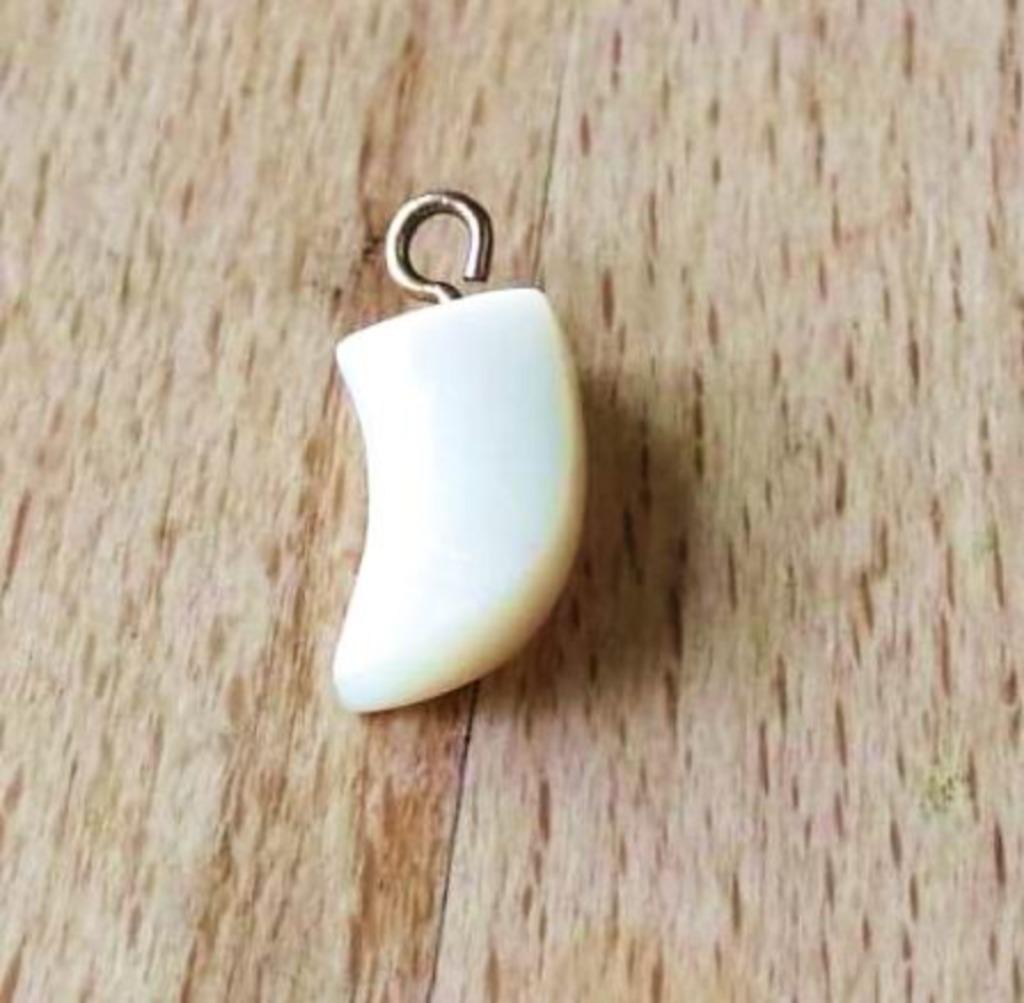 Pendentif en faux ivoire, Bijoux, Sacs & Beauté, Autres représentations, Comme neuf, Autres matériaux, Blanc