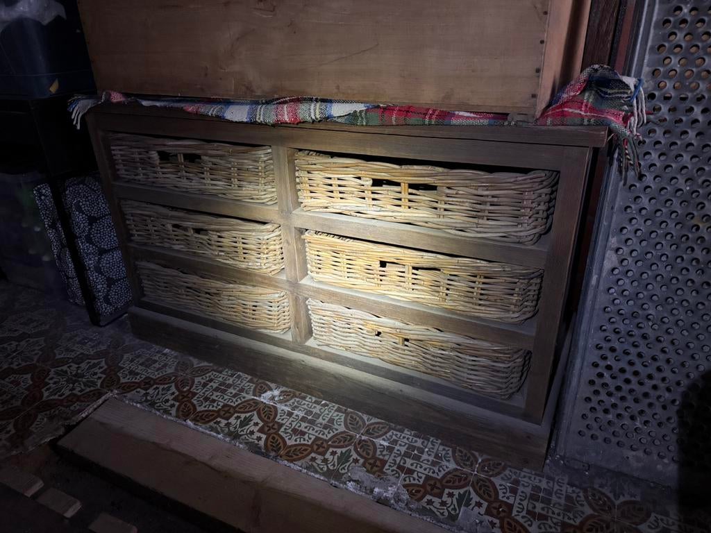 Meubelkast met rieten mandjes, Ophalen