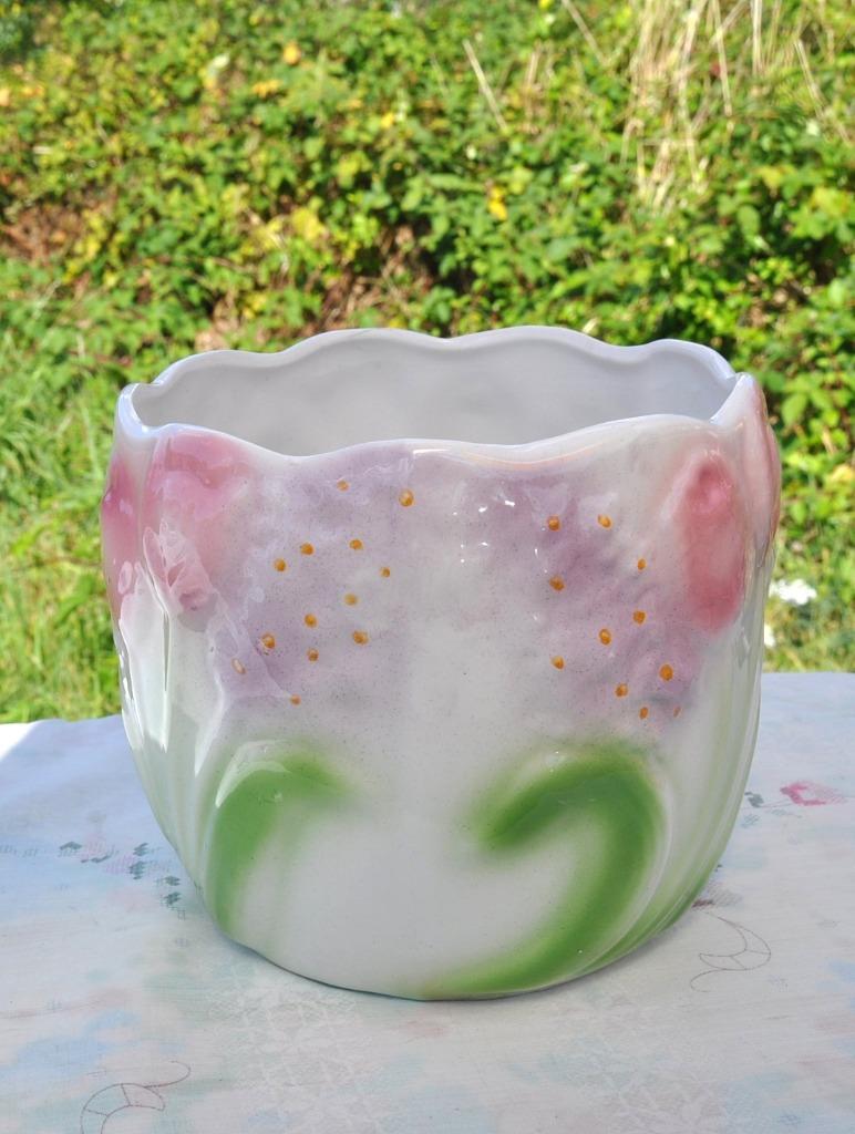 cache pot faïence décor tulipe en relief, Enlèvement ou Envoi, Moins de 25 cm, Utilisé, Intérieur