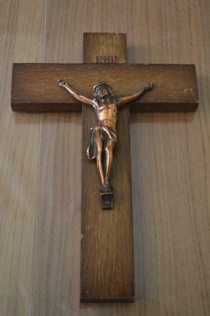 Kruisbeeld met goudkleurige jesus 26 x 17 cm, Antiquités & Art, Antiquités | Objets religieux, Enlèvement ou Envoi