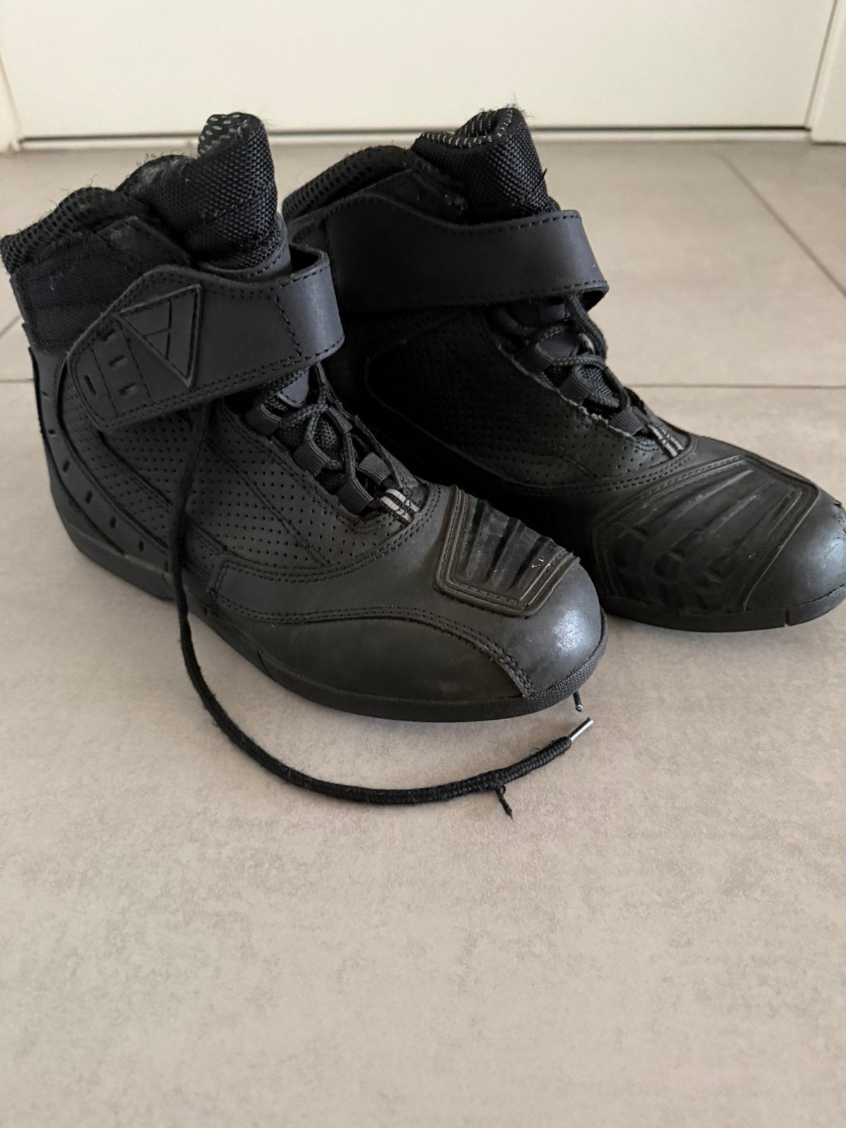 Motorschoenen, Ophalen