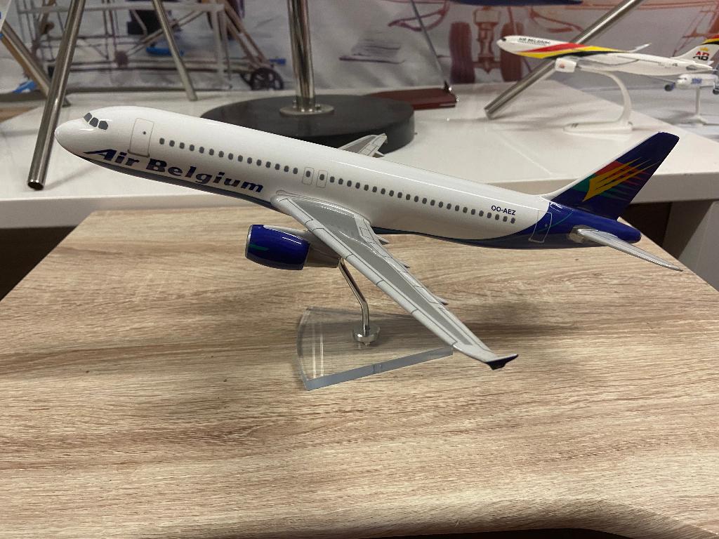 Air Belgium A320 1:100, Verzamelen, Luchtvaart en Vliegtuigspotten, Ophalen of Verzenden, Zo goed als nieuw, Schaalmodel