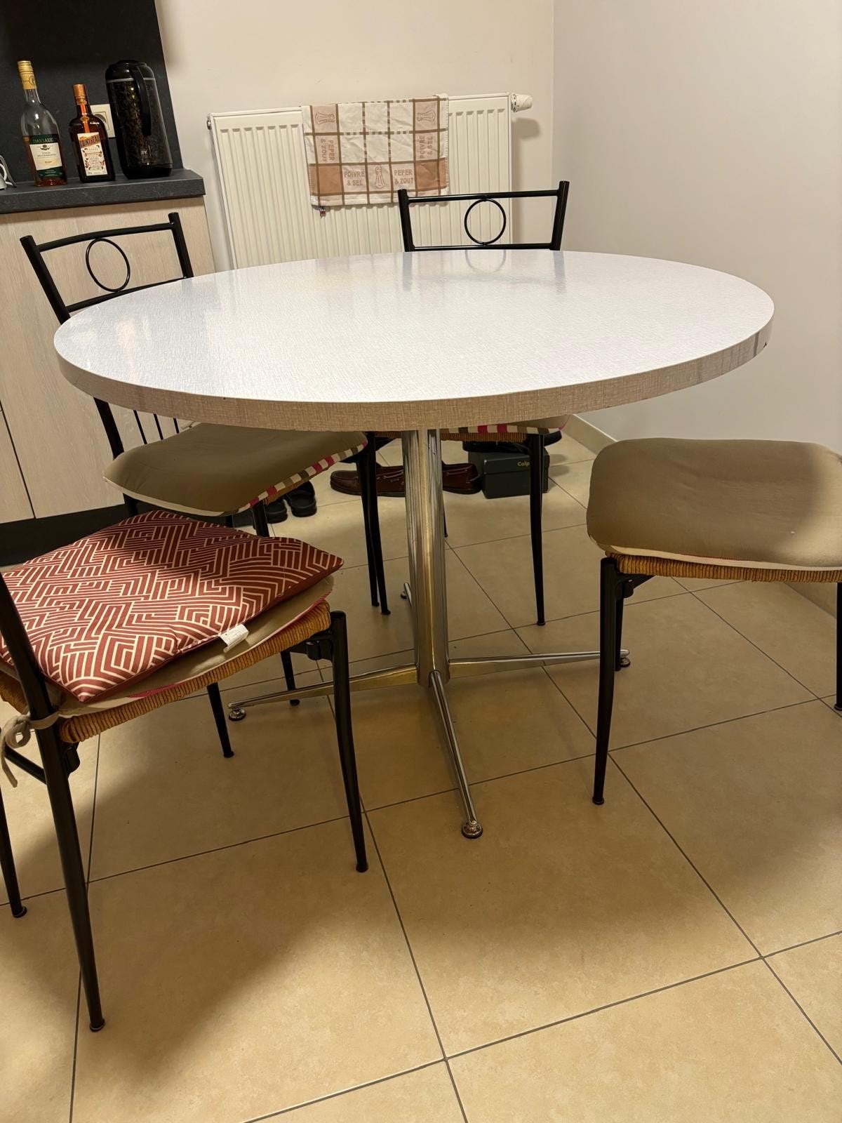 Ronde keukentafel met chromé onderstel, Huis en Inrichting, Tafels | Eettafels, Ophalen