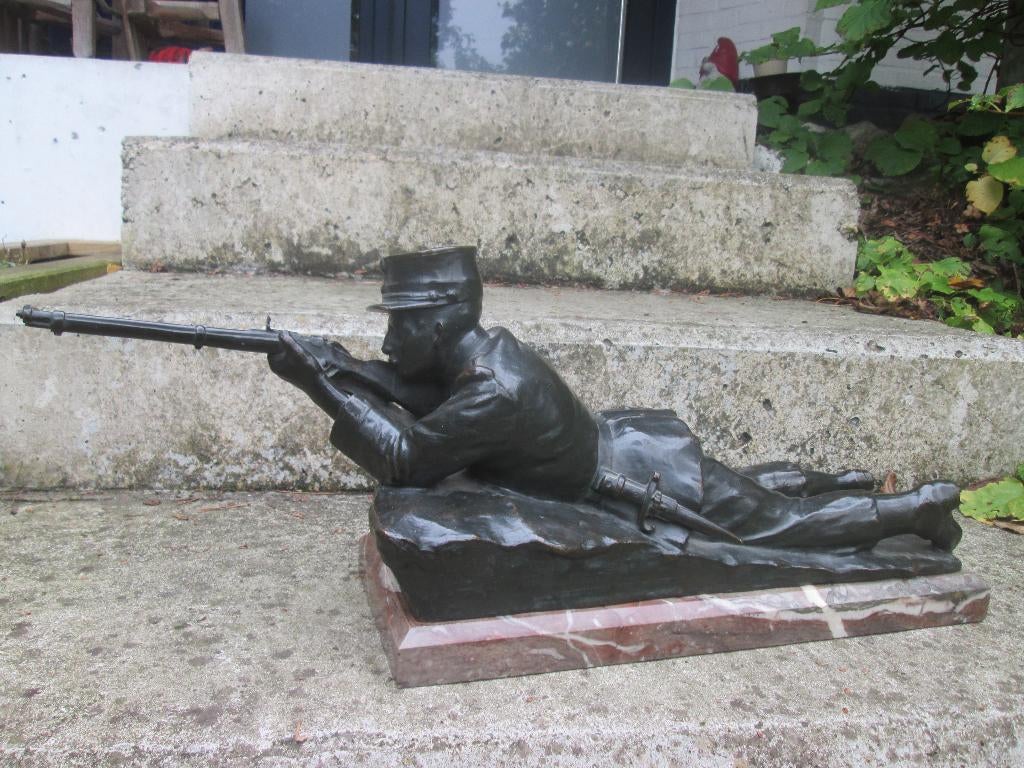 Bronzen beeld Belgische soldaat met kepie 59 cm. gesigneerd, Ophalen