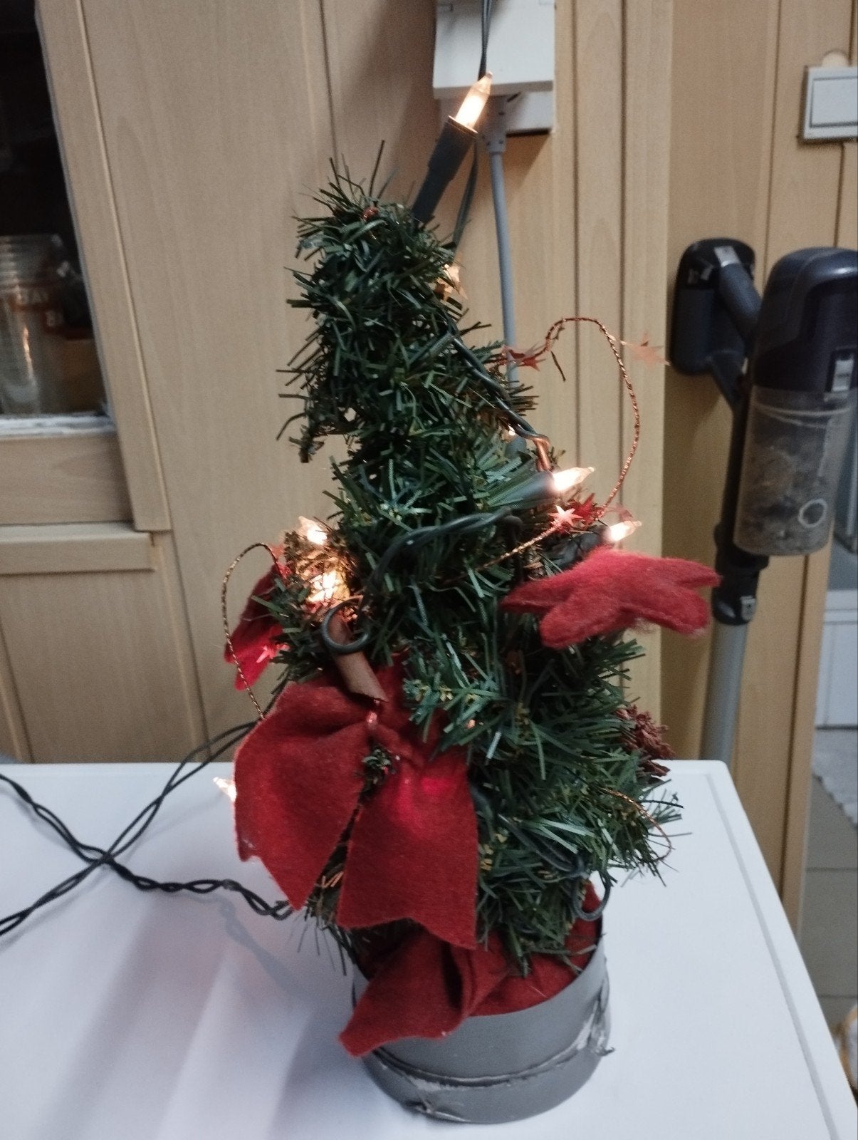 een kerstboom met versiering op elektriciteit kleur groen, Diversen, Ophalen