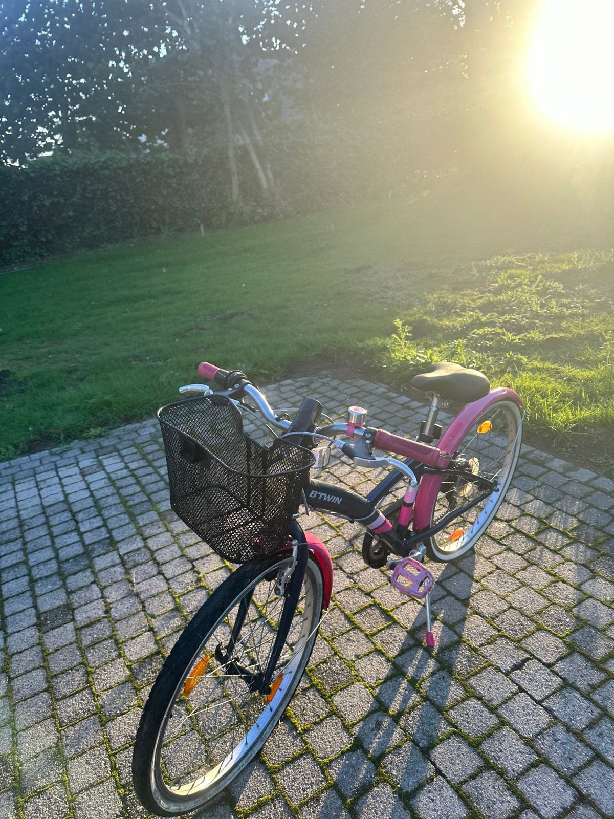 B’TWIN meisjesfiets zwart/roze met mandje – 6 versnellingen, Vélos & Vélomoteurs, Enlèvement, Comme neuf