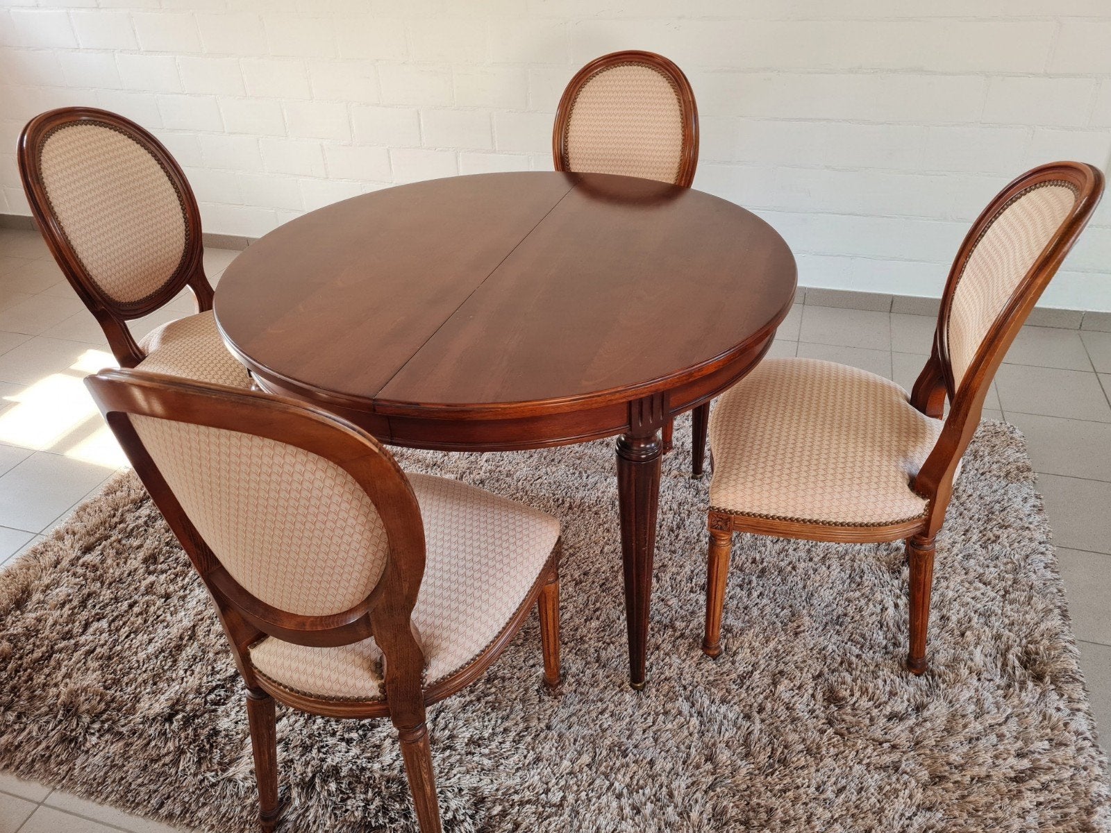Eetplaats met dressoir en vitrinekast, Enlèvement