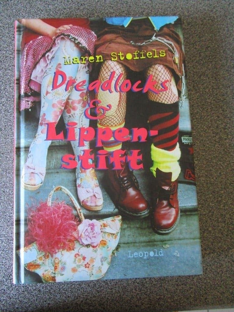 Boek Dreadlocks & Lippenstift - Maren Stoffels, Boeken, Maren Stoffels, Ophalen of Verzenden, Zo goed als nieuw, Fictie