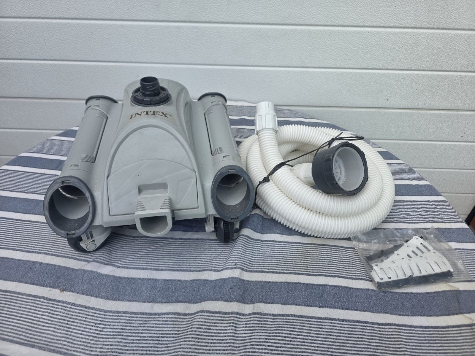 Intex automatische zwembadstofzuiger, Ophalen