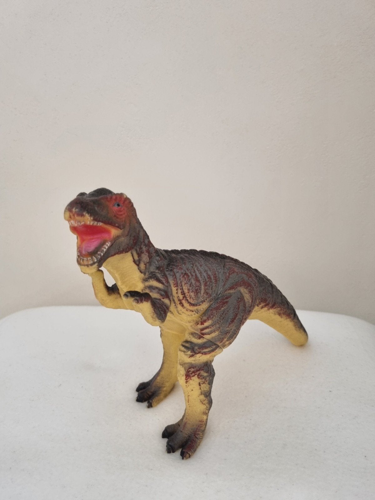 Dinosaure mesurant 17,5 cm de haut et 23 cm de long, Enfants & Bébés, Jouets | Figurines, Enlèvement ou Envoi, Comme neuf