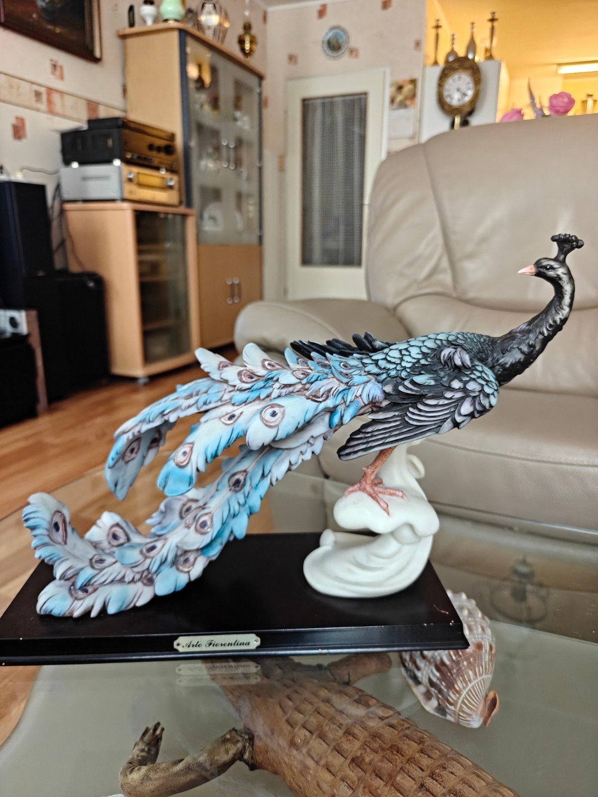 Statue de paon en porcelaine, Enlèvement