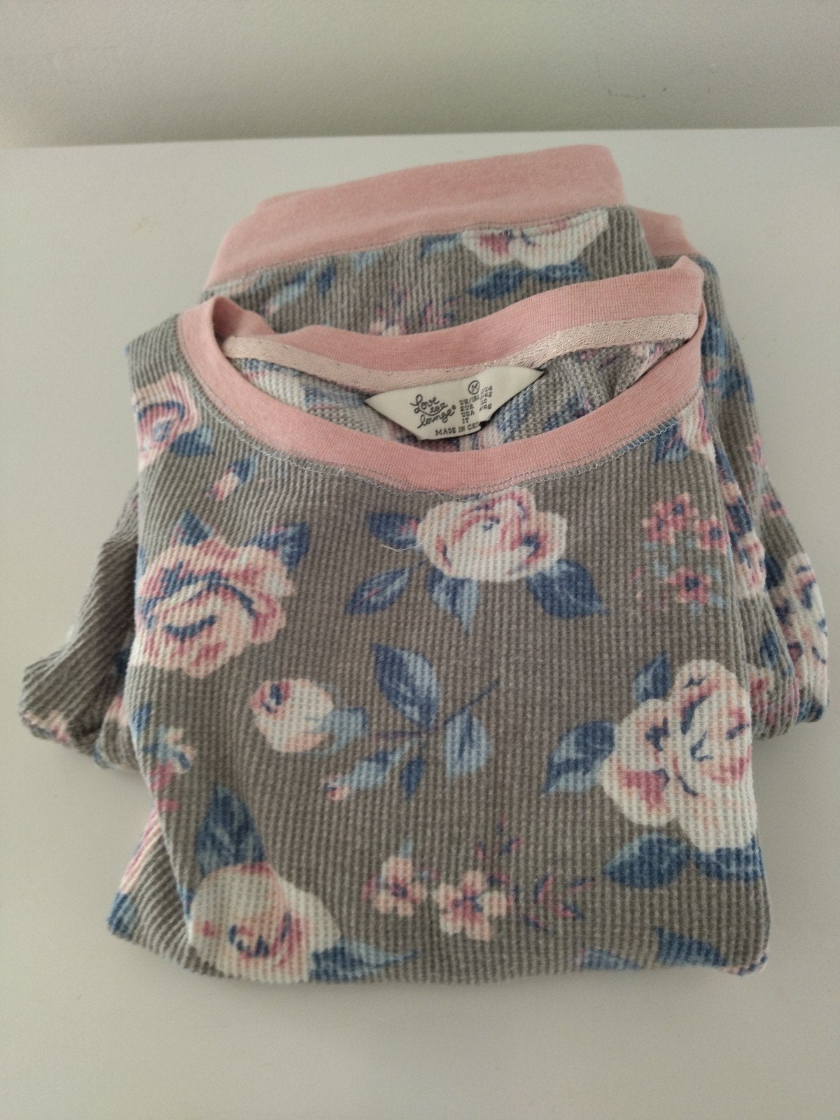 Lot de 2 pyjamas femme 
Lot de deux pyjamas complets hauts e, Vêtements | Femmes, Primark, Enlèvement ou Envoi, Comme neuf, Taille 38/40 (M)