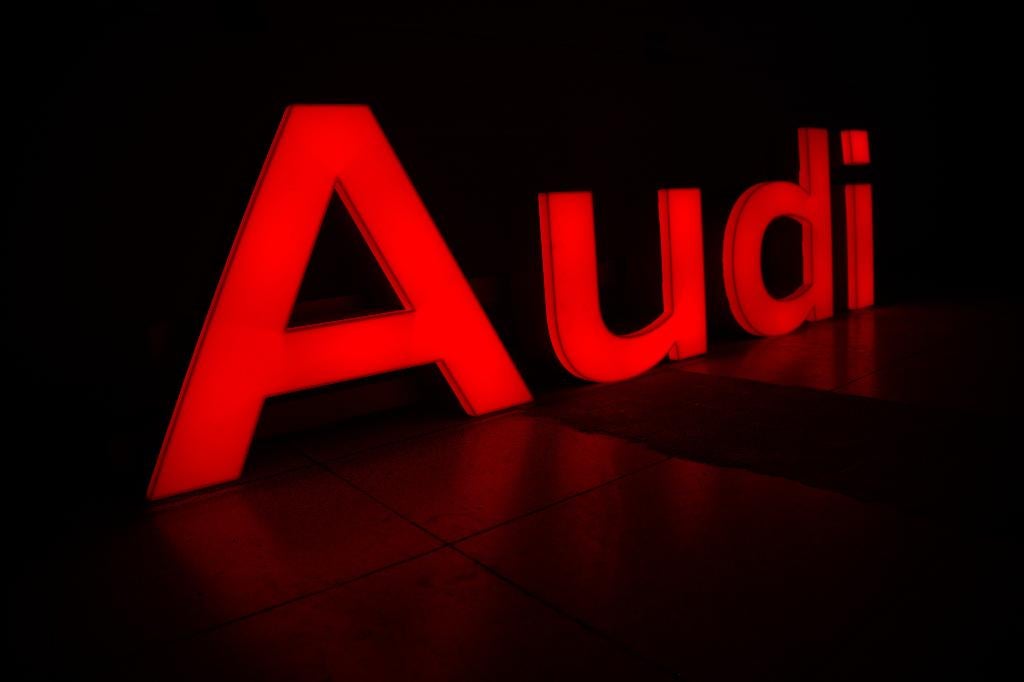 Audi dealer lichtreclame lichtbak zeer zeldzaam, Collections, Marques & Objets publicitaires, Comme neuf, Table lumineuse ou lampe (néon)