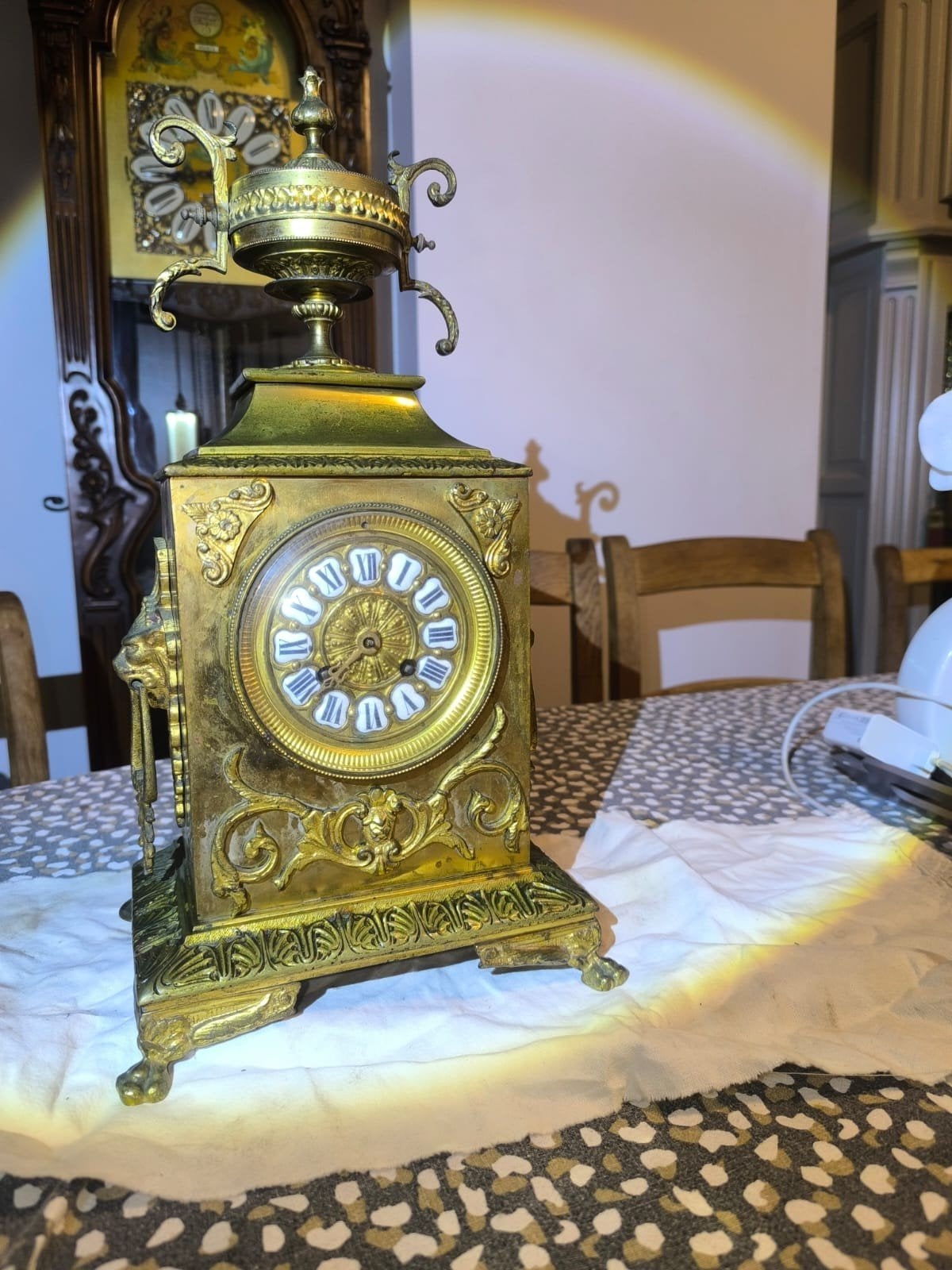 horologe en bronze, Enlèvement