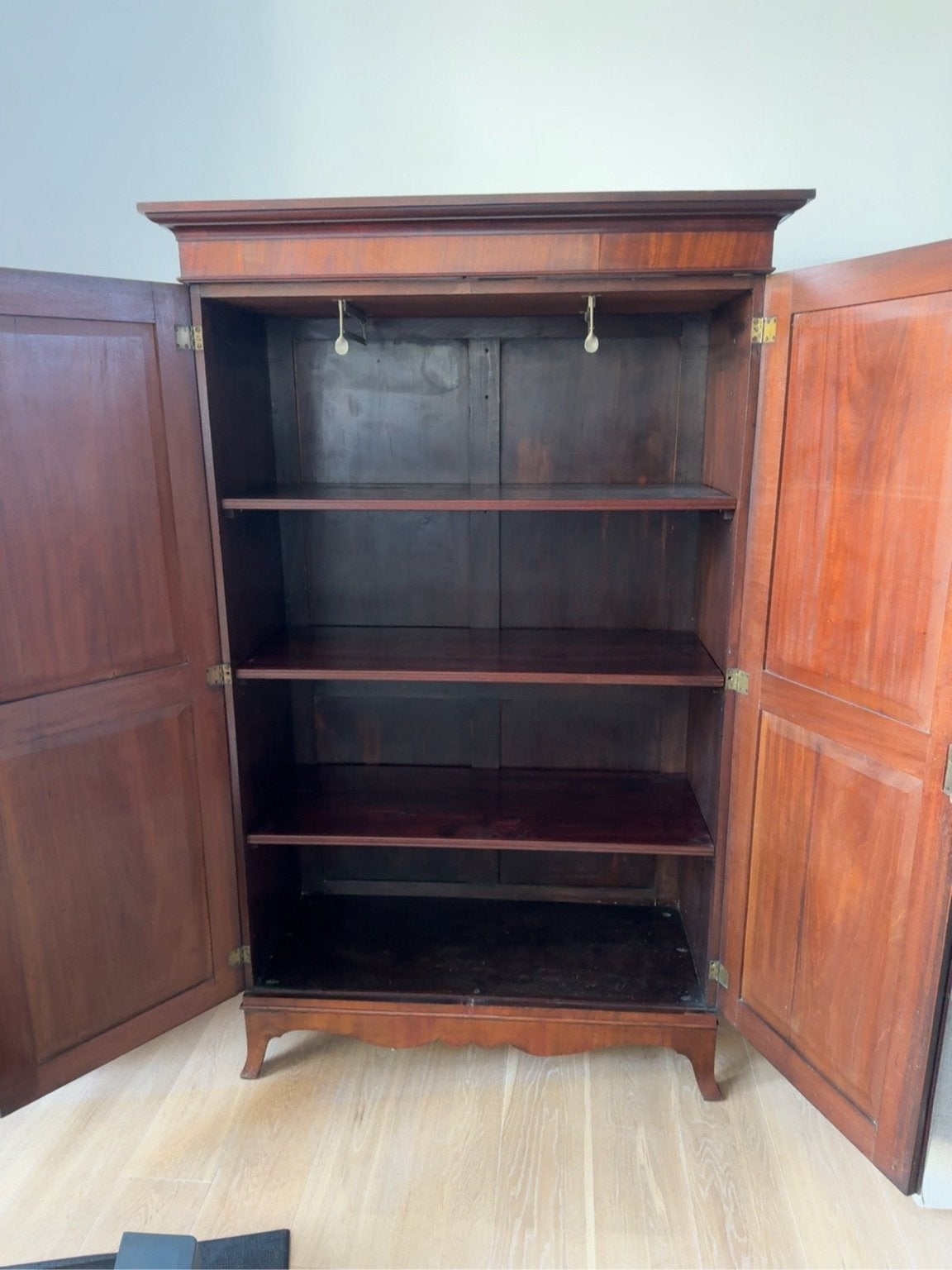 armoire ancienne en acajou avec portes à panneaux et serrure, Enlèvement