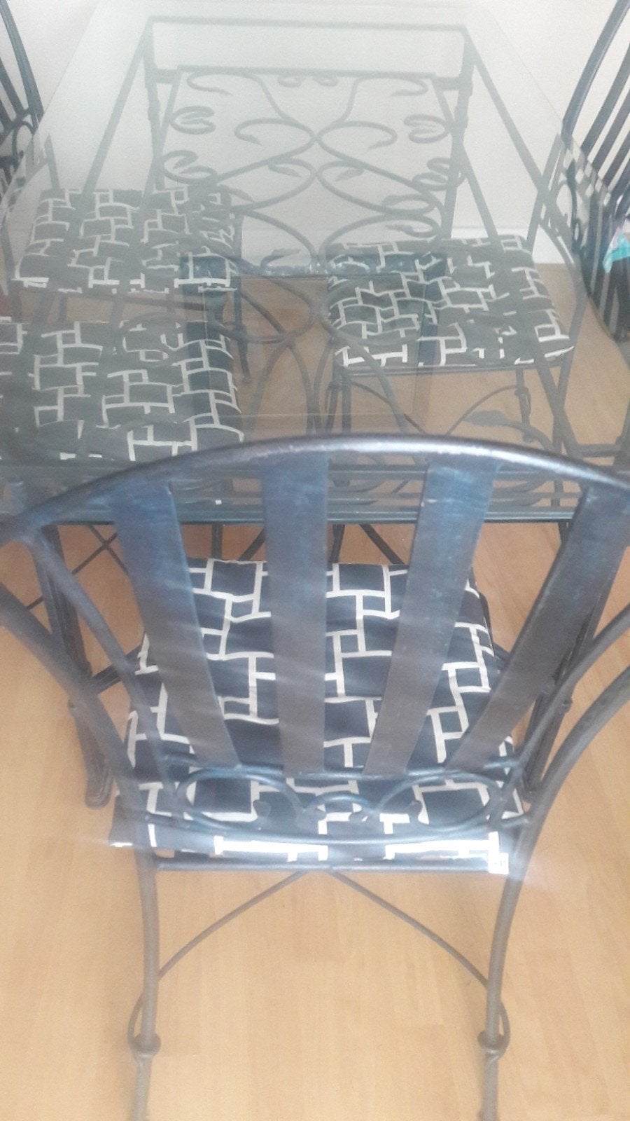 Smeedijzeren tafel en stoelen, Ophalen