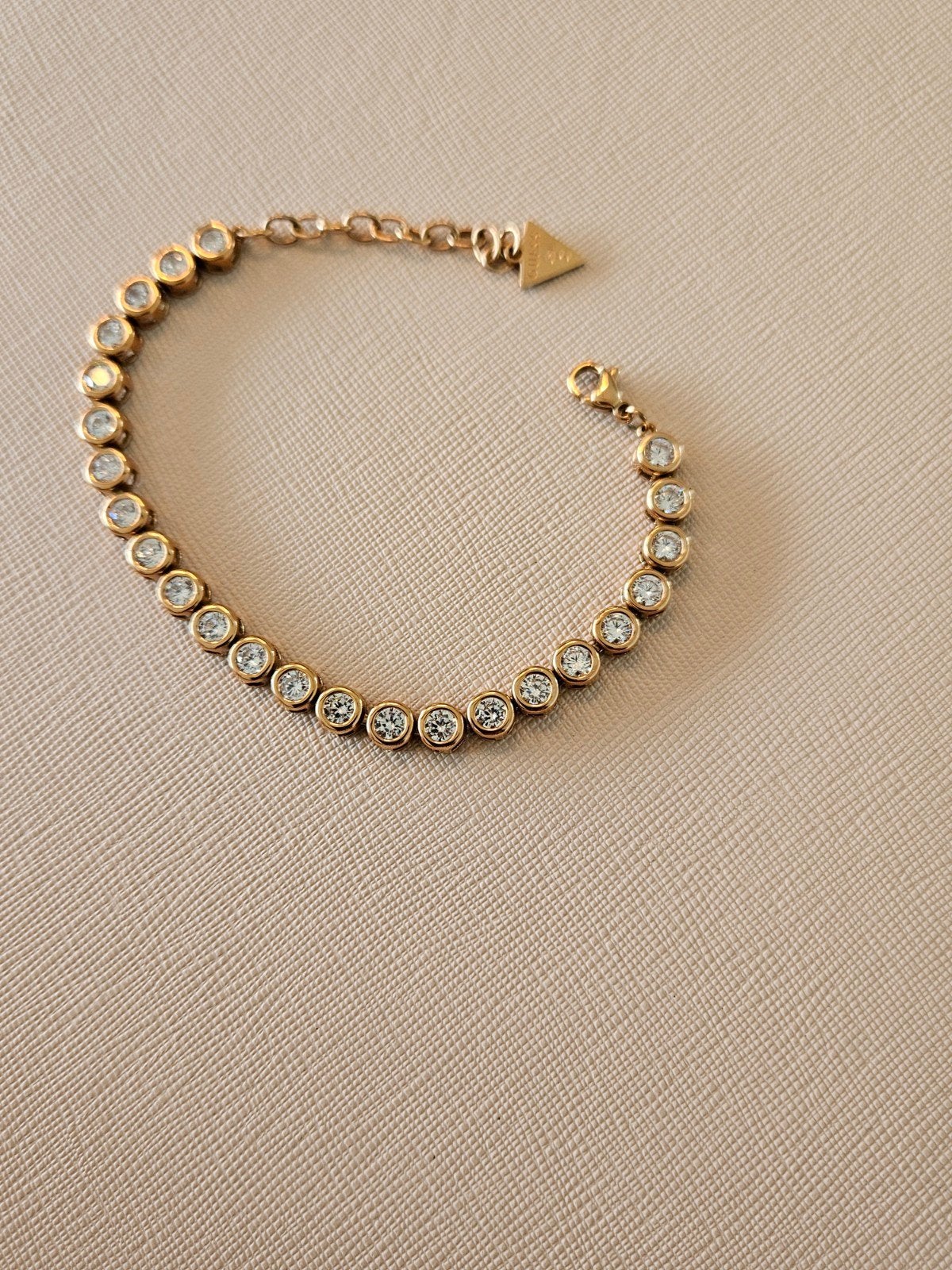 Bracelet Guess en or rose avec pierres — Acier inoxydable 31, Bijoux, Sacs & Beauté, Bracelets, Enlèvement ou Envoi, Comme neuf