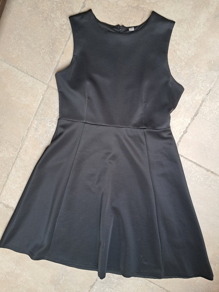 Glanzende zwarte jurk mt 42, Vêtements | Femmes, Taille 42/44 (L), Enlèvement ou Envoi, Comme neuf, Longueur genou