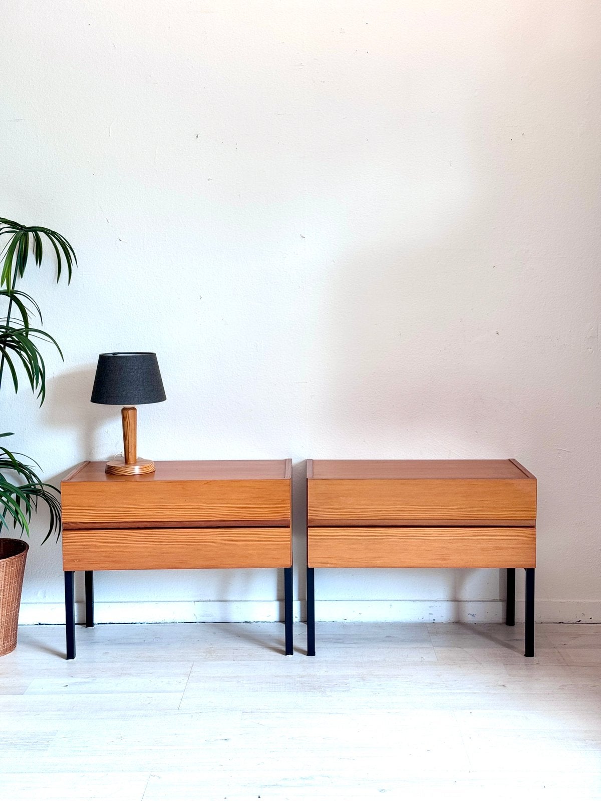 Deux tables de chevet vintage minimalistes midcentury, Enlèvement ou Envoi, Comme neuf, 45 à 65 cm, Moins de 55 cm