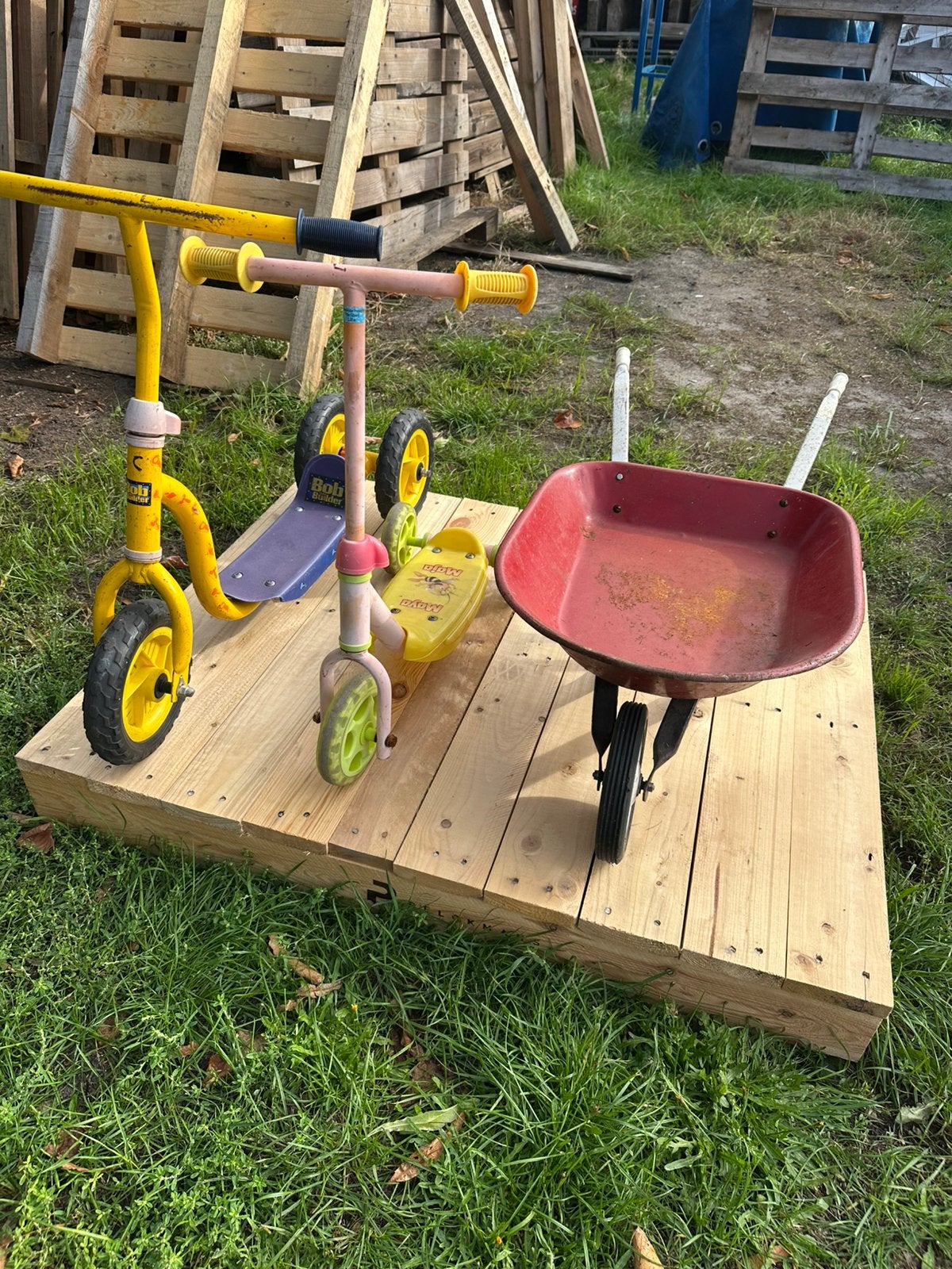 Kindersteps en ijzeren kinderkruiwagen, Ophalen, Gebruikt