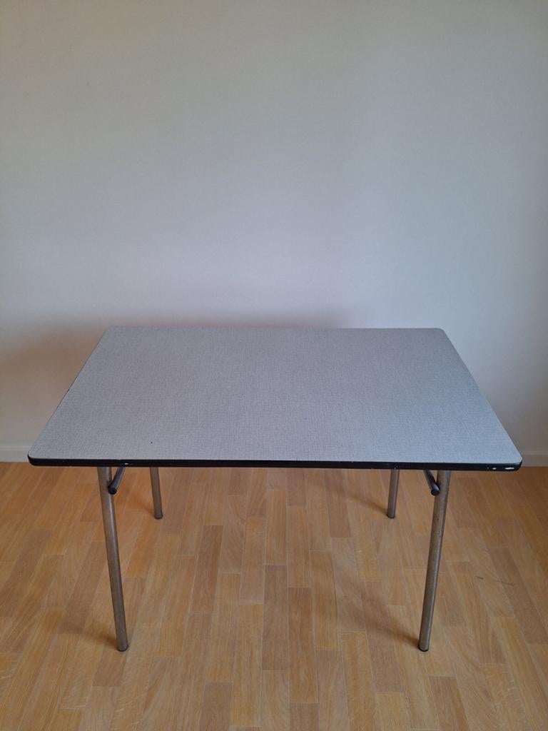 Bureau/table avec tiroir (99cm x 59cm), Utilisé