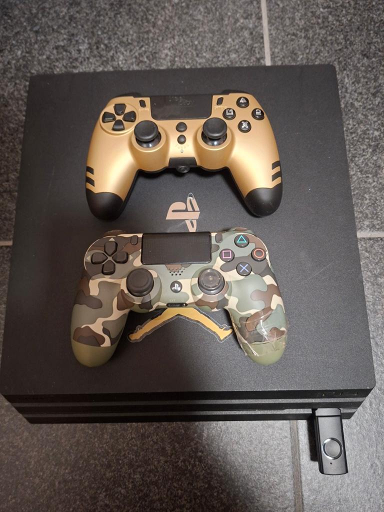 Playstation 4 pro 2 controllers
Heeft systeemsoftware 12.52, Games en Spelcomputers, Ophalen, Met 2 controllers, Zo goed als nieuw