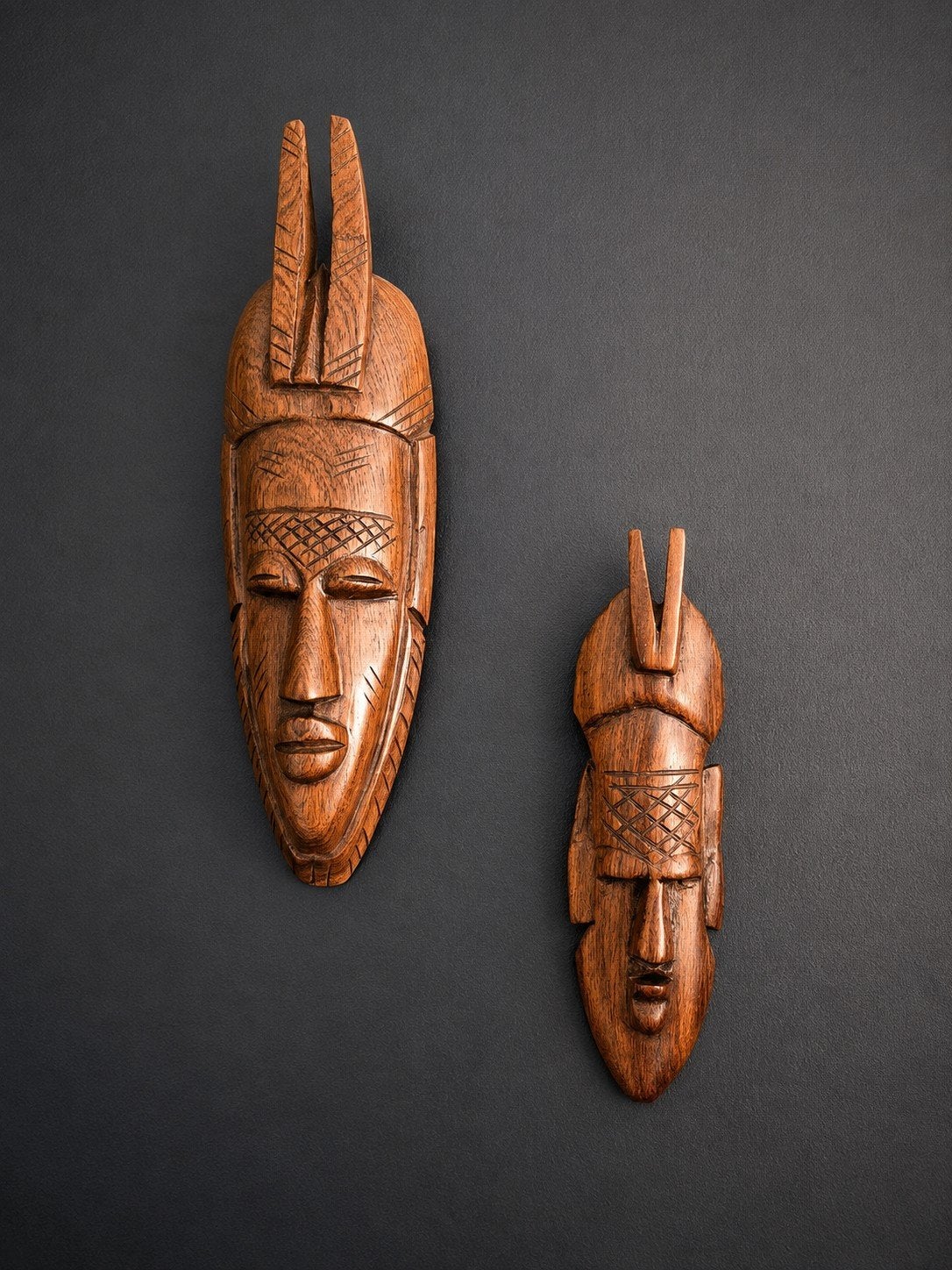 Ensemble de 2 masques muraux africains en bois sculptés à la, Bois, Enlèvement ou Envoi, Brun, Décoration murale