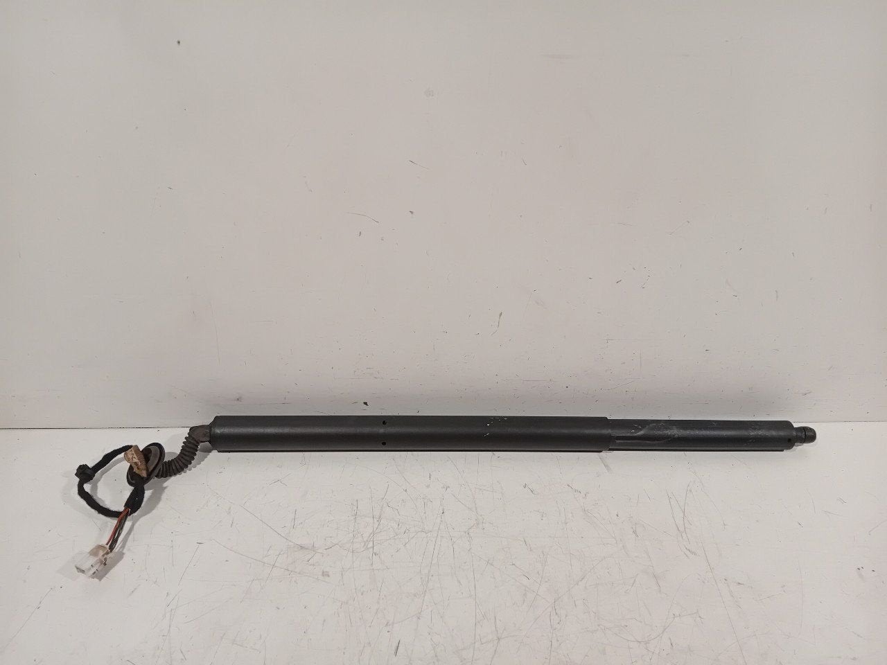 Gasdrukveer links achter Mercedes-Benz GLB, Onderdelen@venauto.nl, Van der Ven Autorecycling B.V., Ettenseweg 76, 4706 PB Roosendaal, The Netherlands