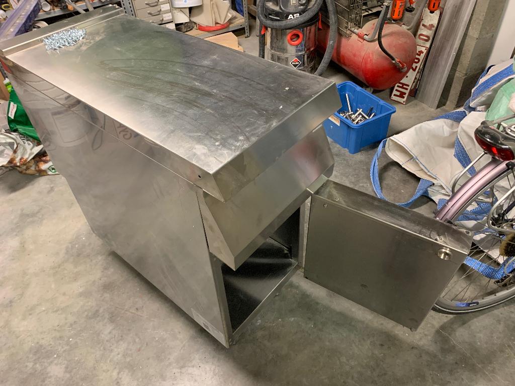 Inox kast, Ophalen