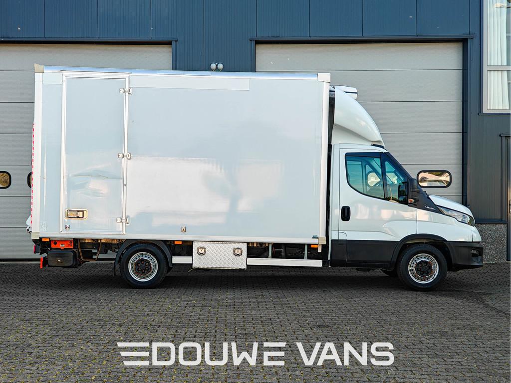 Iveco Daily 2.3 Koelwagen Airco Laadklep DAB Geveerde Stoel, Auto's, Gebruikt, Zwart, Iveco, Wit