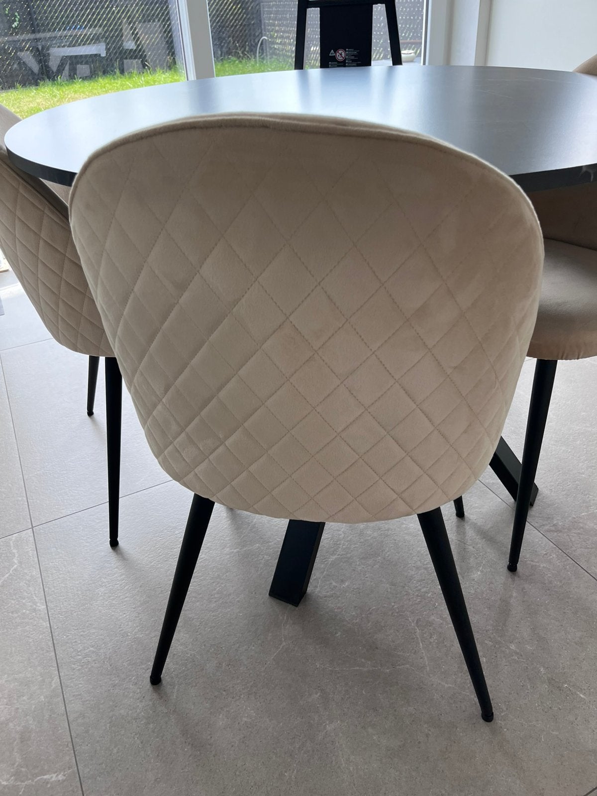 Ronde eettafel met 4 beige stoelen – zeer goede staat, Huis en Inrichting, Stoelen, Ophalen, Zo goed als nieuw, Zwart