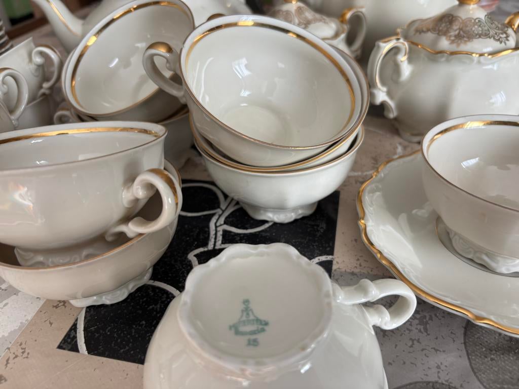 Verschillende koffie en eetserviezen van porselein., Ophalen