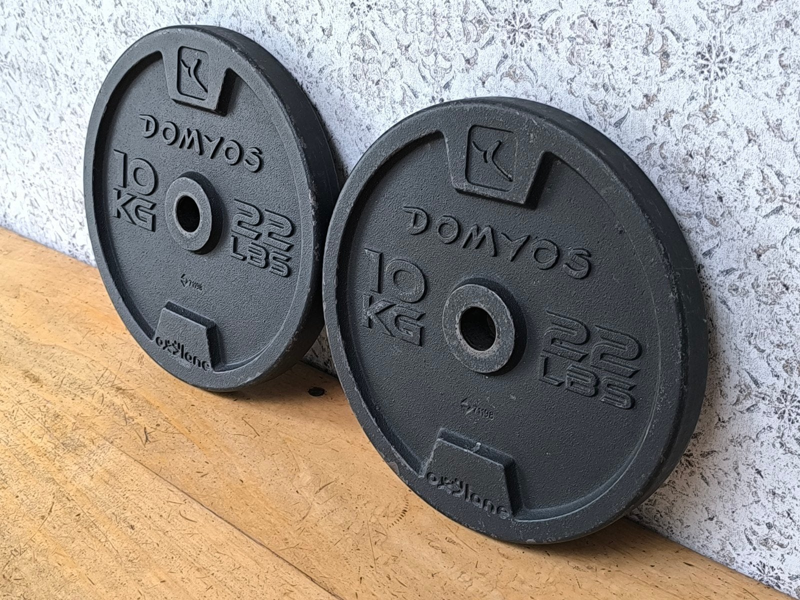 2 x Domyos 10kg plaques de musculation. 2,8cm., Sports & Fitness, Enlèvement, Utilisé, Bras, Plaques d'haltères