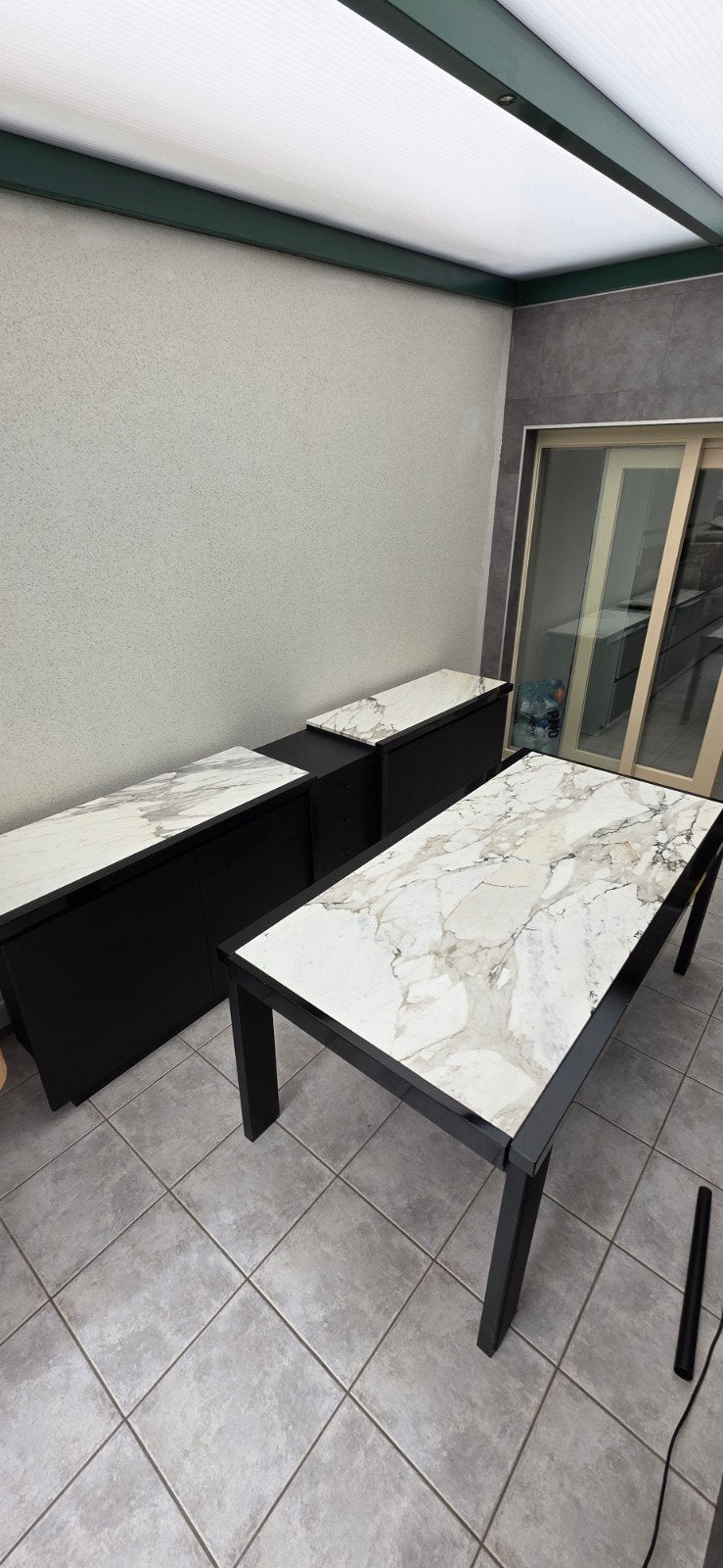 Gebruikte tafel en kast met glossy zwart en marmere platen, Ophalen