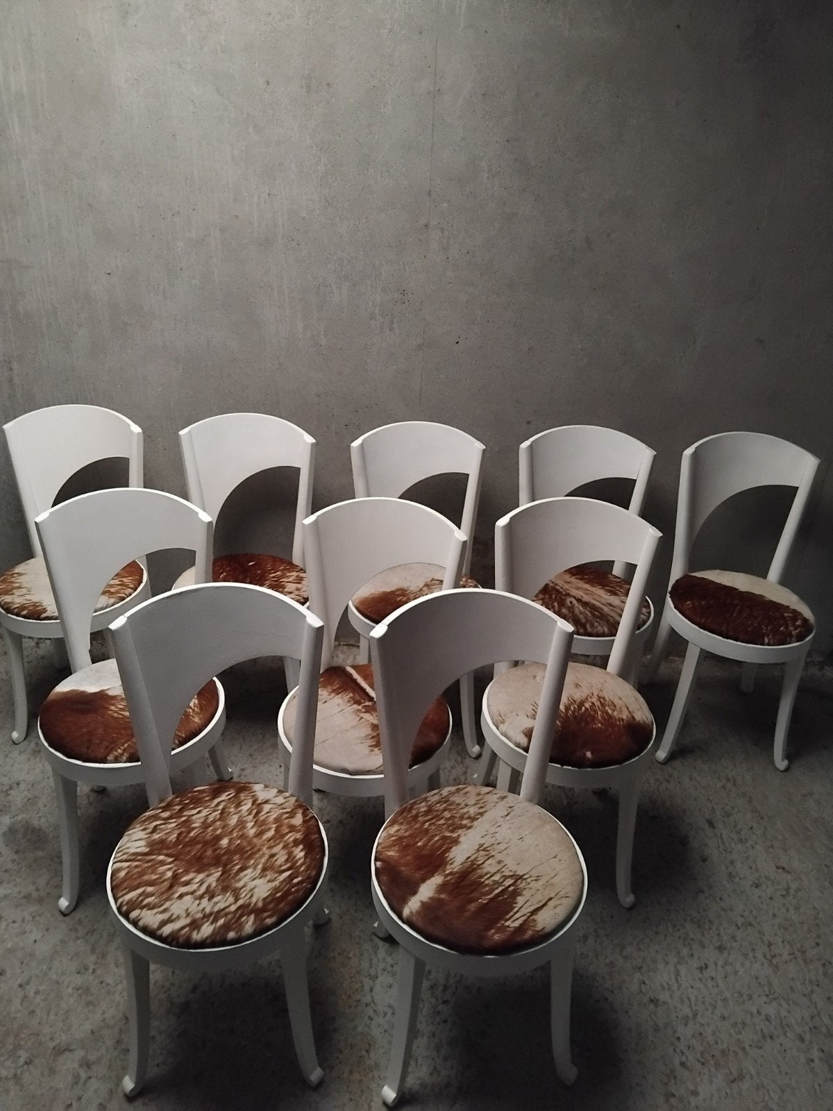 10x vintage chairs met koeienvacht, Ophalen