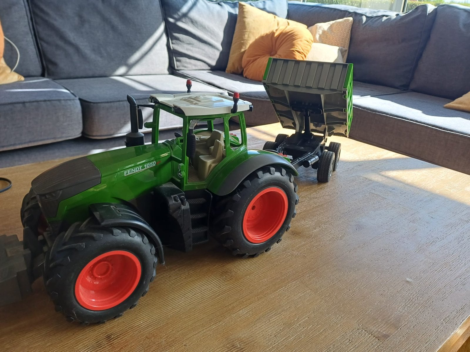 Tractor op afstandbediening met hooiwiel en dumpkar, Ophalen of Verzenden, Zo goed als nieuw