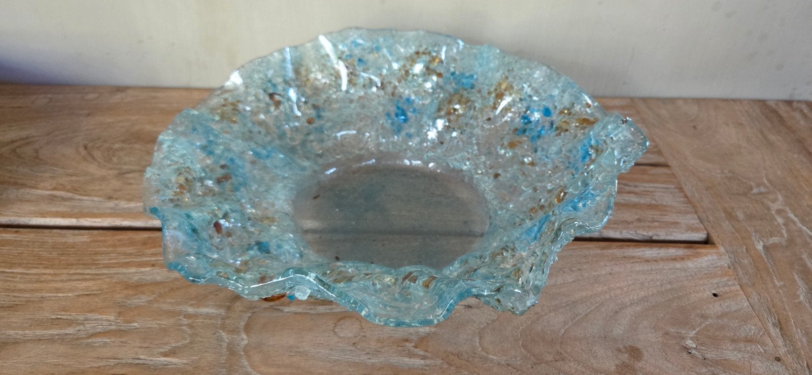 plat en verre fuselé aux couleurs aqua, Antiquités & Art, Enlèvement ou Envoi