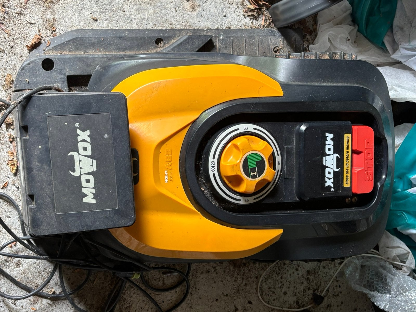Mowox robot maaier met lader , afdak en kabel, Ophalen, Gebruikt
