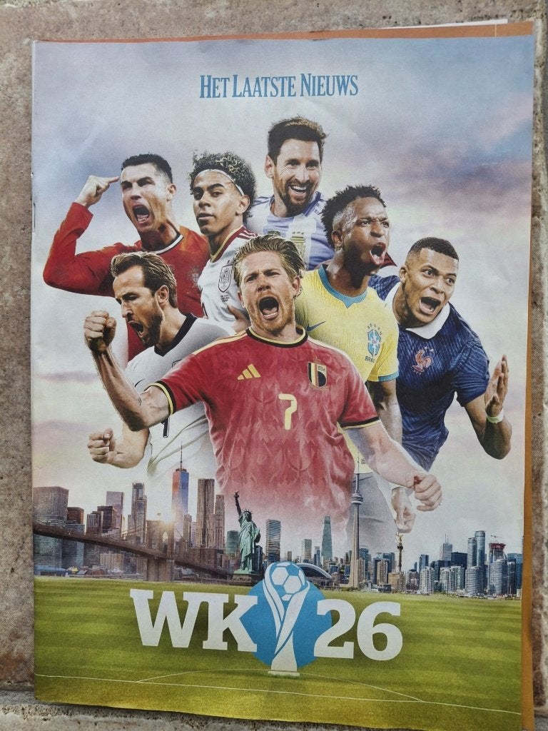WK voetbal 2026  van HLN, 75 blz. en het Nieuwsblad, 55 blz., Ophalen of Verzenden, Nieuw, Boek of Tijdschrift