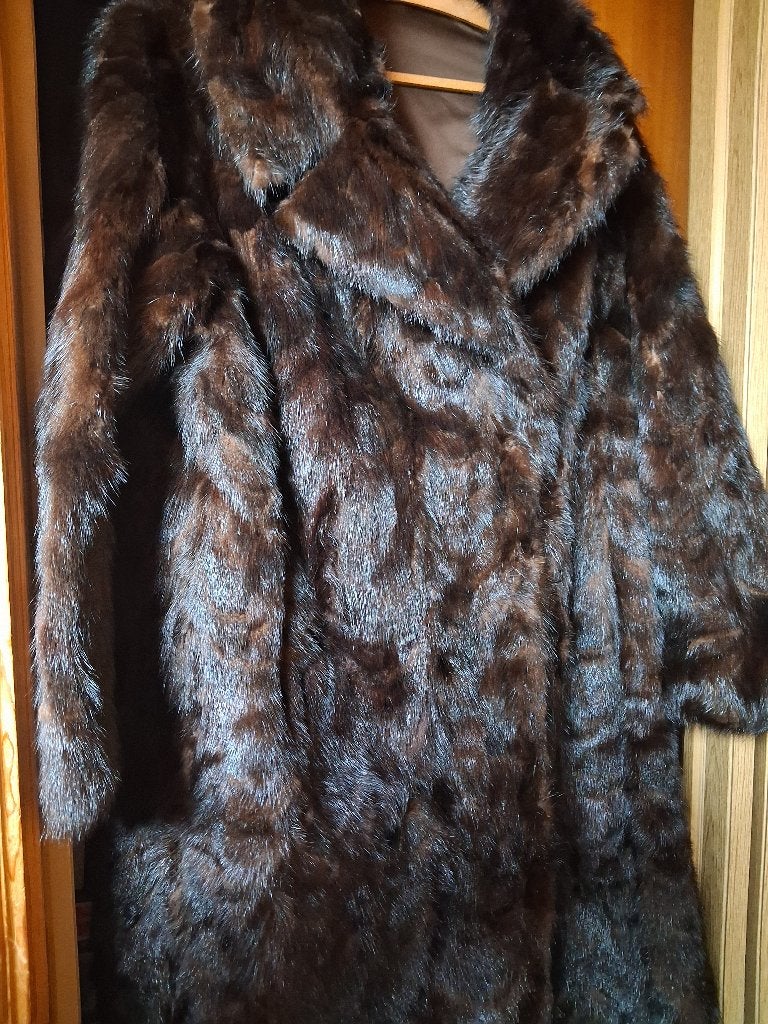 MANTEAU LONG EN VÉRITABLE FOURRURE - marron foncé, Enlèvement ou Envoi, Comme neuf, Taille 42/44 (L), Brun