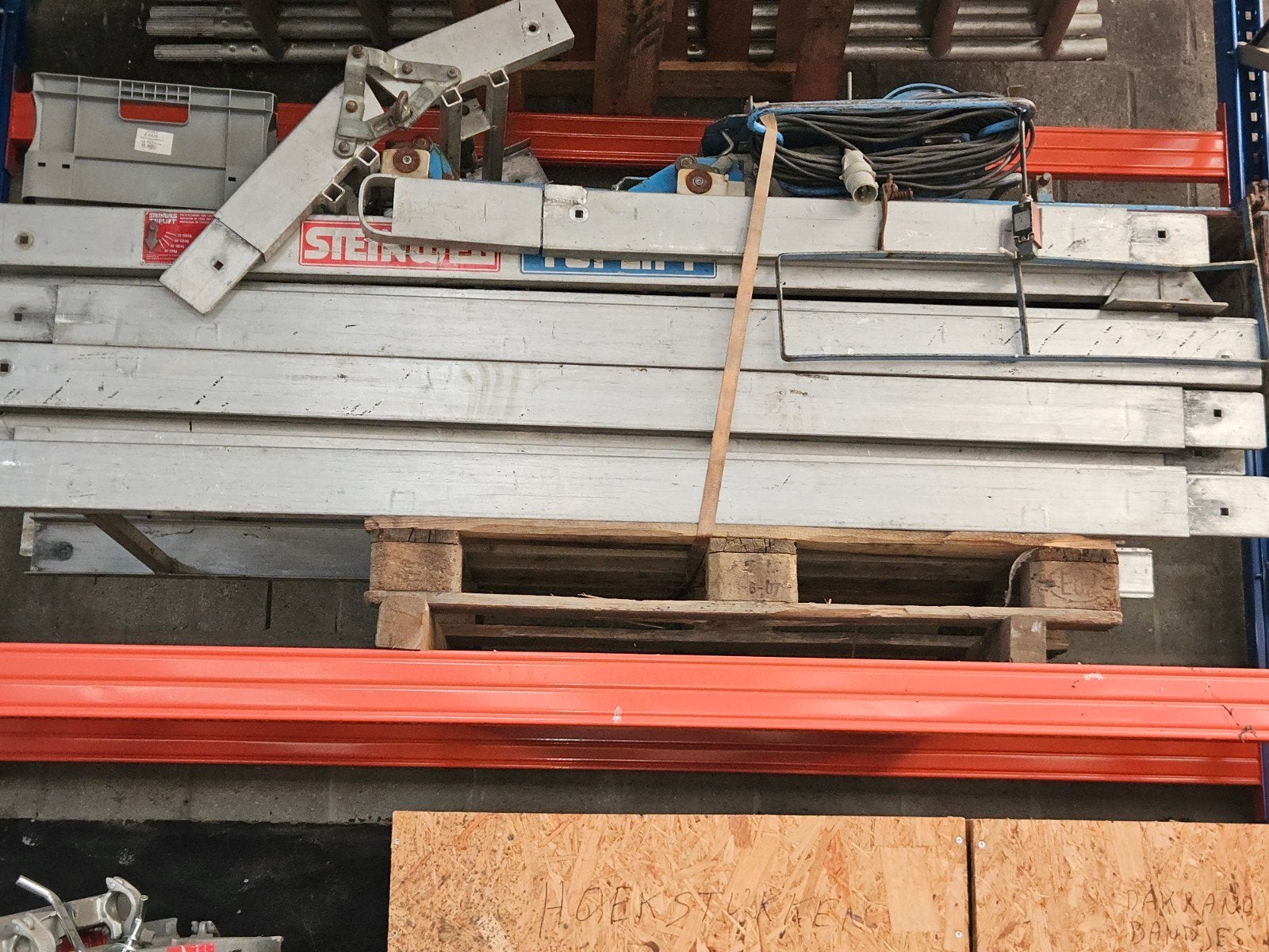 ladderlift, Enlèvement