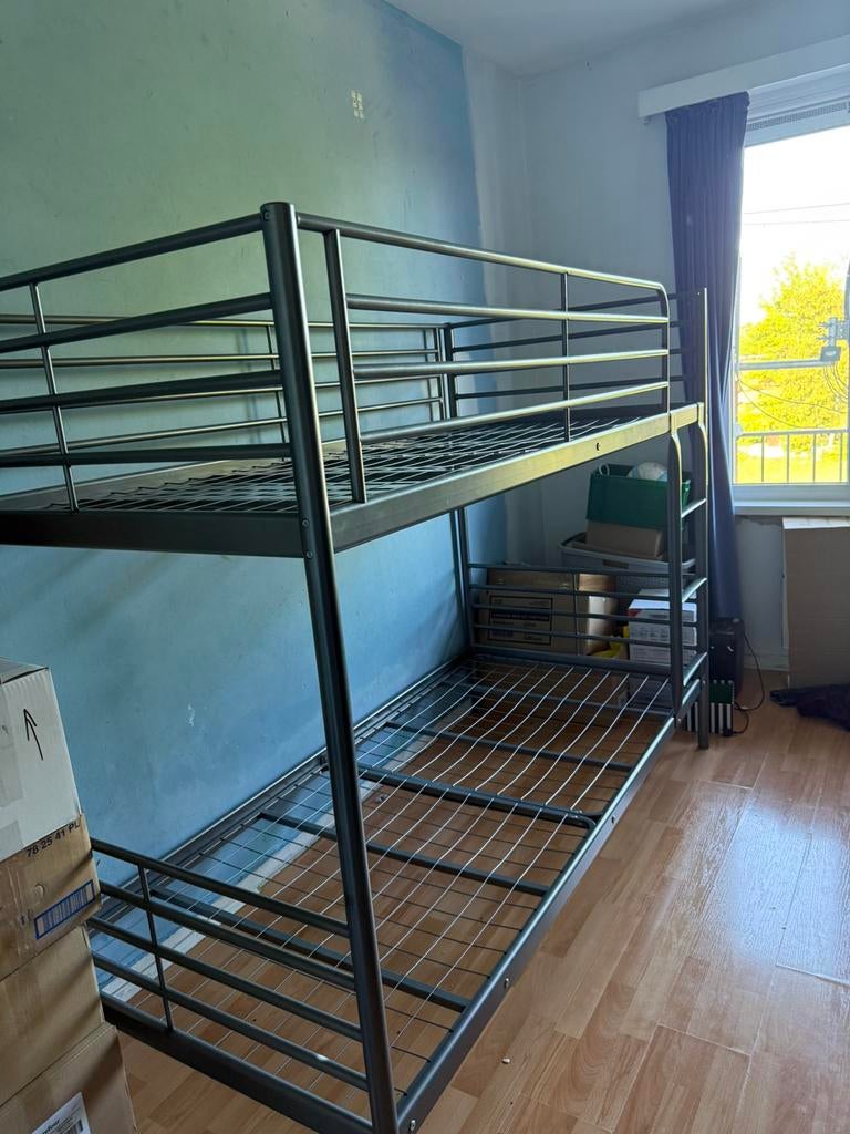 Stevig metalen stapelbed (grijs/zilver) – Goede staat, Huis en Inrichting, Slaapkamer | Stapelbedden en Hoogslapers, Ophalen