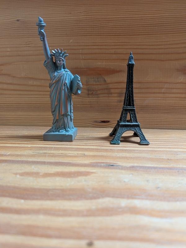 miniatures: Tour Eiffel et Statue de la Liberté, Enlèvement, Comme neuf