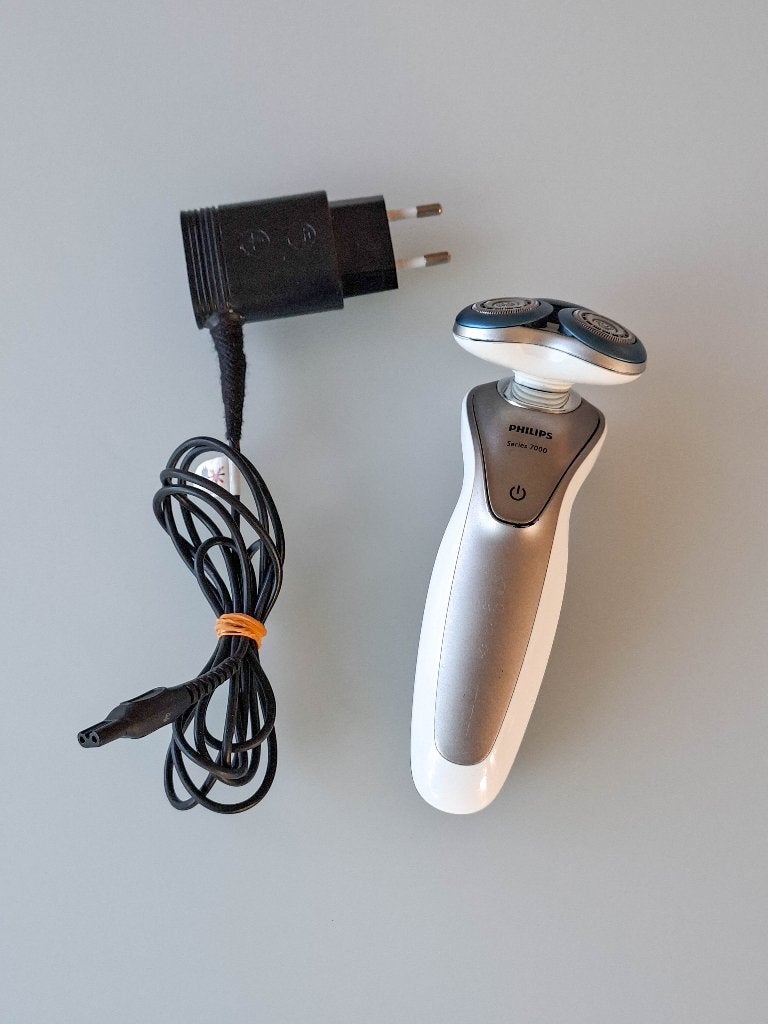 Philips Series 7000 scheerapparaat + oplader, Elektronische apparatuur, Ophalen of Verzenden, Gebruikt, Scheren en Epileren
