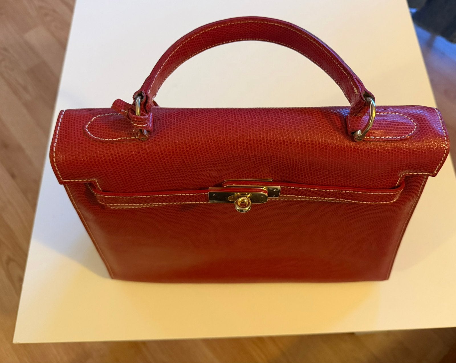 Sac à main en cuir rouge avec fermeture cadenas à clé, Enlèvement, Comme neuf