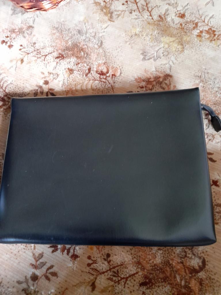 Housse pour ordinateur portable, en parfait état, NEUVE,, Bijoux, Sacs & Beauté, Enlèvement ou Envoi, Neuf, Noir, Cuir