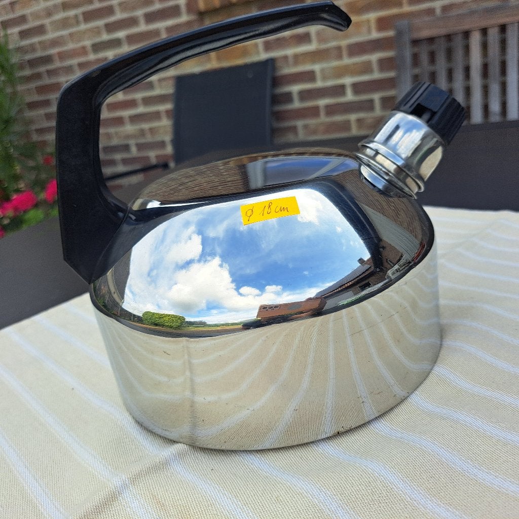 fluitketel 18 cm doorsnede, Maison & Meubles, Cuisine | Casseroles & Poêles, Inox, Comme neuf, Avec bec verseur, Enlèvement