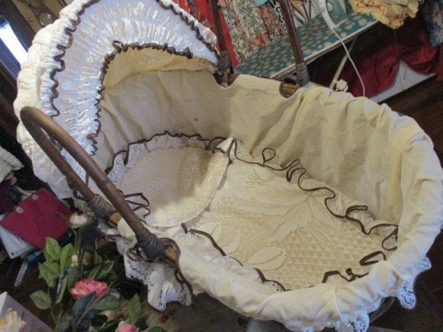 couffin en bambou et osier avec broderie sans matelas.mouss, Enfants & Bébés, Berceaux & Lits, Enlèvement, Neuf
