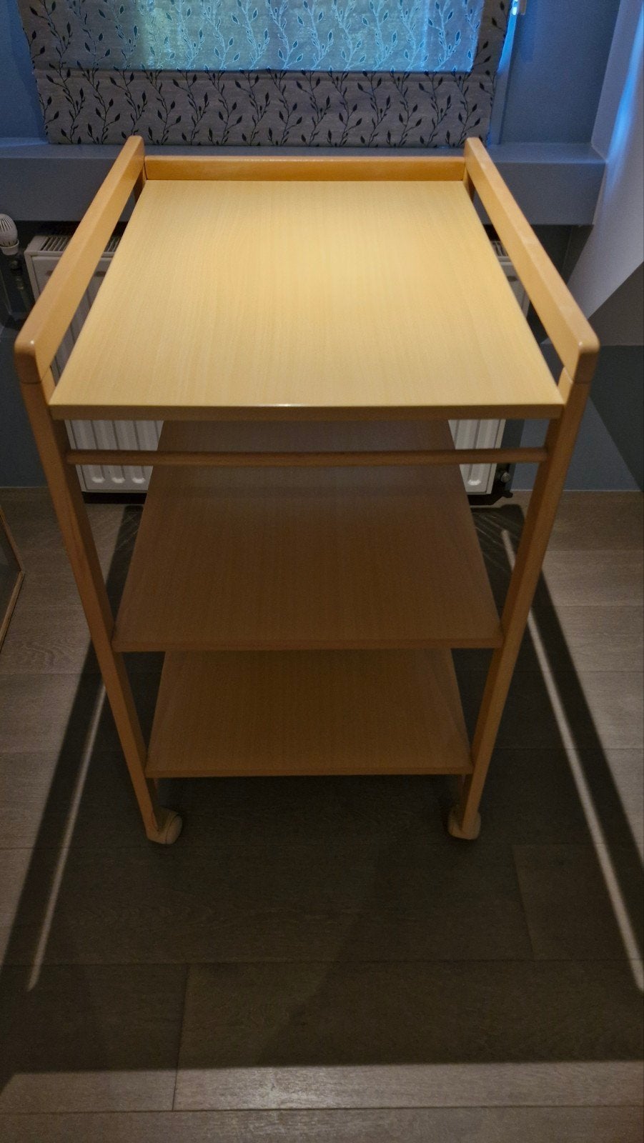 Table d'allaitement (bois) sur roulettes, 90 à 105 cm, Espace pour les pieds, Comme neuf, Enlèvement